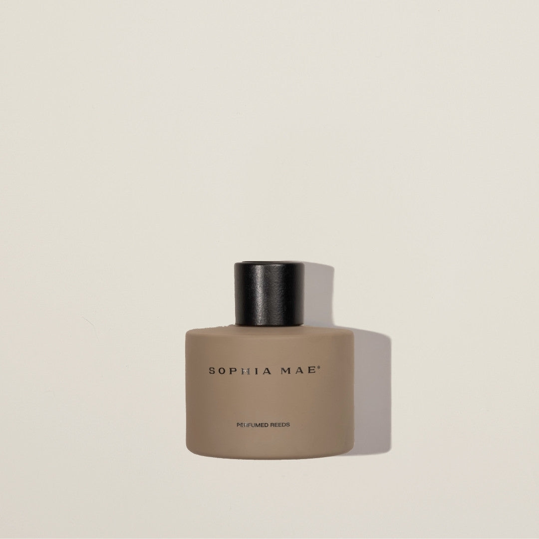 Minimalist reed diffuser in premium sliding box, featuring warm cashmere and cedarwood scents for a refined interior experience.