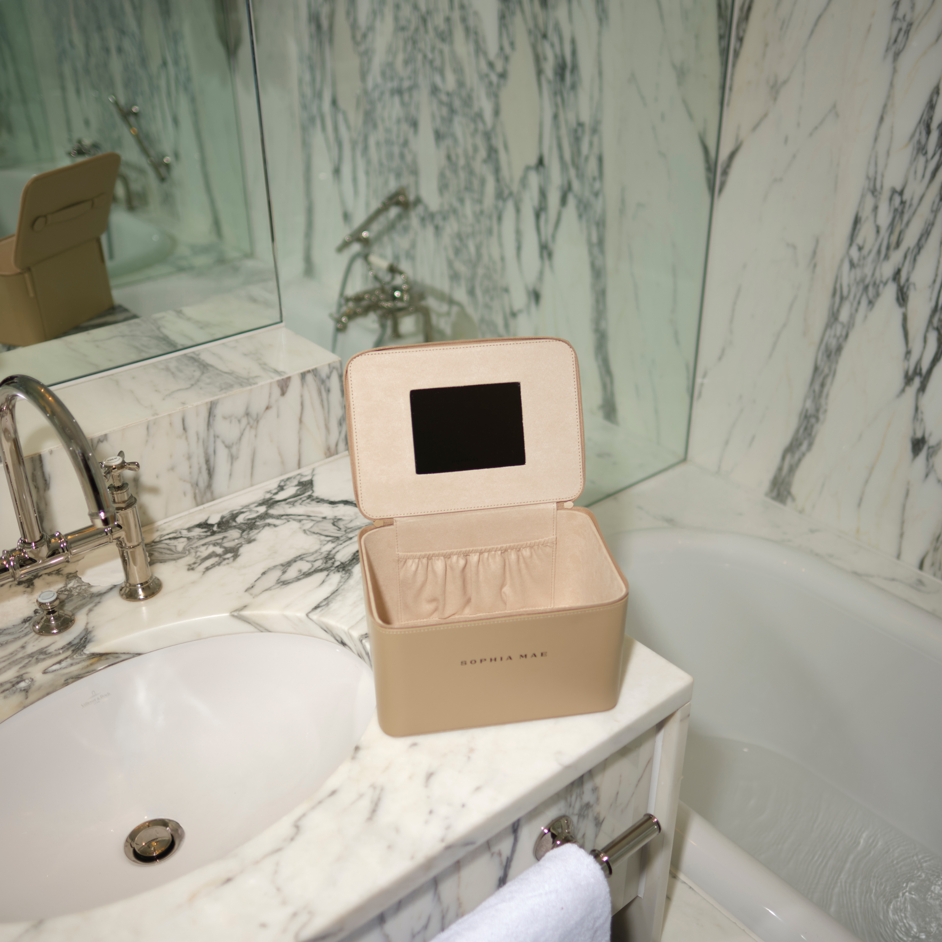 Elegant beauty case for travel.