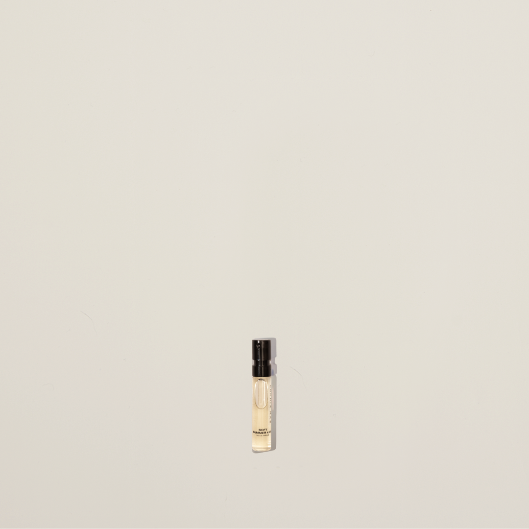 Soft Summer Kiss eau de parfum tester (2 ml) – with notes of peach, vanilla, coconut, and musk for a radiant, tender summer scent.