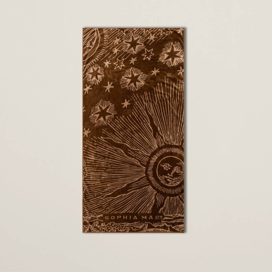 Spacious beach towel with sunny print.