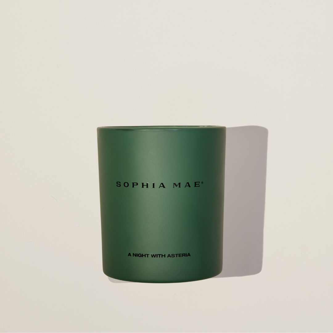 Limited edition scented candle with warm notes of patchouli, sandalwood, bergamot and pine for a cozy winter ambiance.