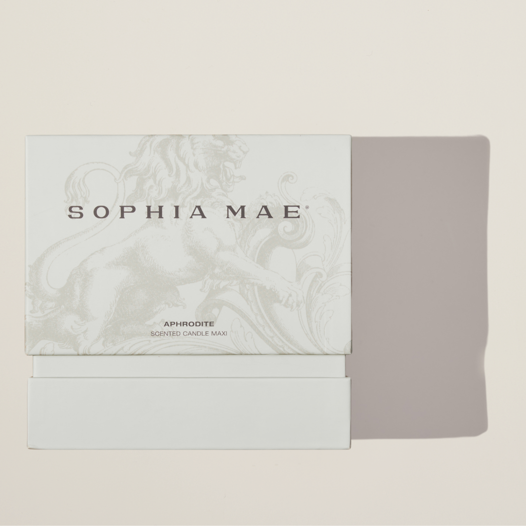 Aphrodite soy wax candle with lush floral heart and warm spice base – ideal for cozy evenings and romantic settings.