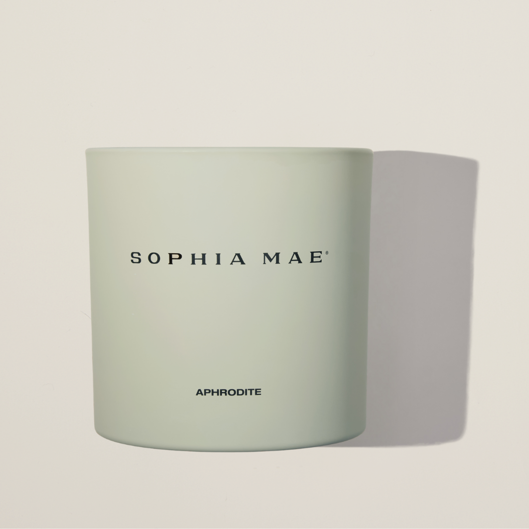 Luxury scented candle with vanilla, amber, and musk – Aphrodite fills your home with a rich, seductive fragrance that lingers.