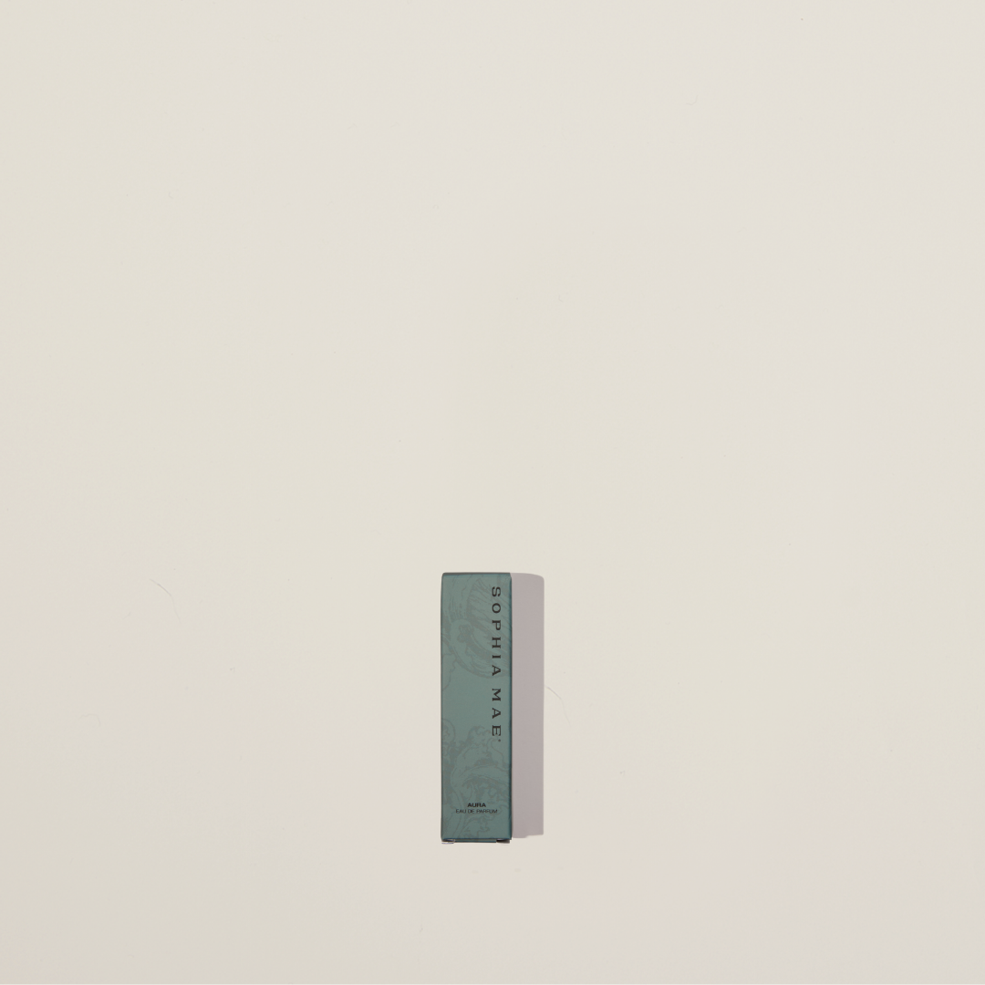 Limited edition Aura perfume sample – a refined, sweet, and elegant scent in 2 ml gift size, featuring floral, amber, and caramel notes.