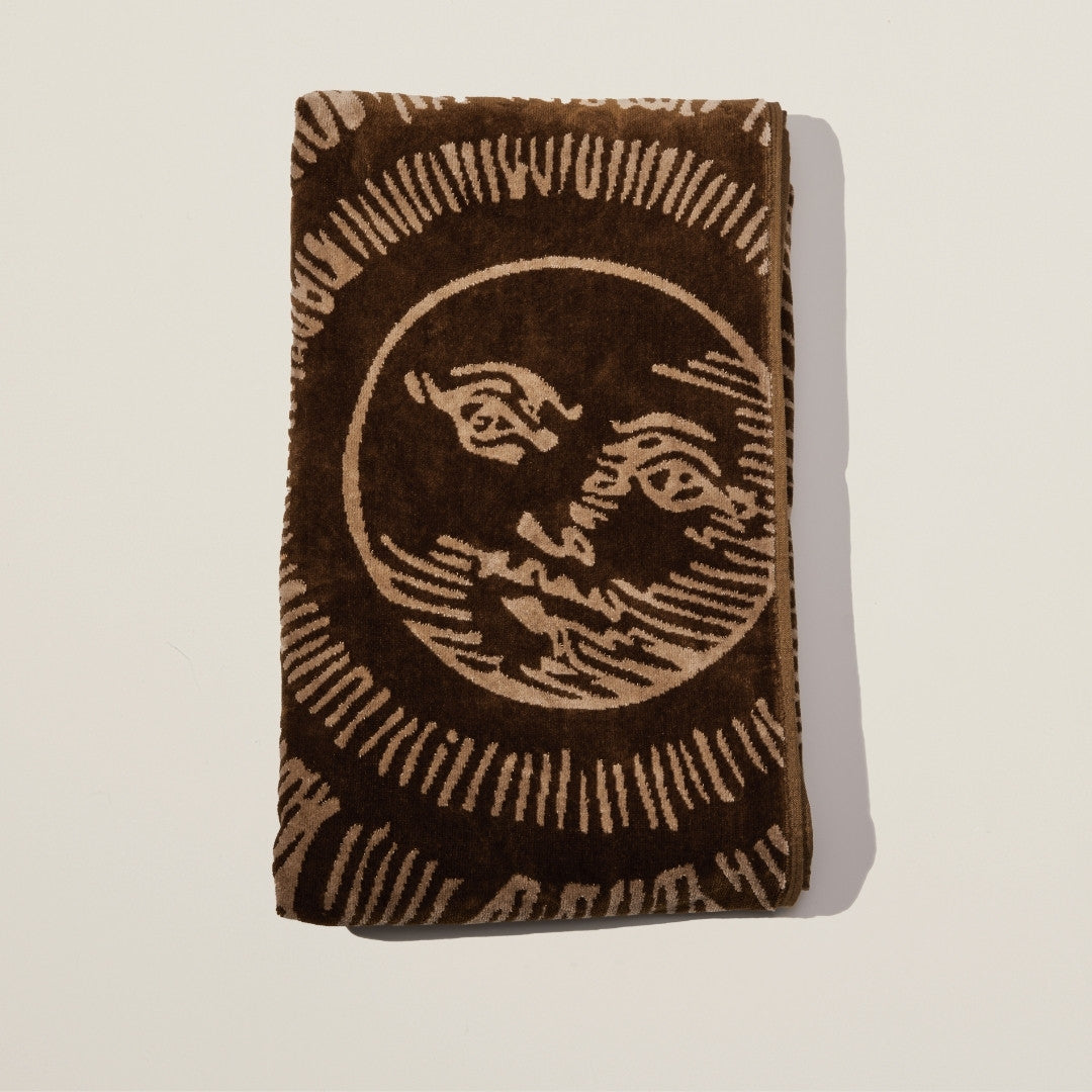 Limited edition luxury beach towel with summery jacquard design – ultra-soft, absorbent, and generously sized for stylish seaside relaxation.