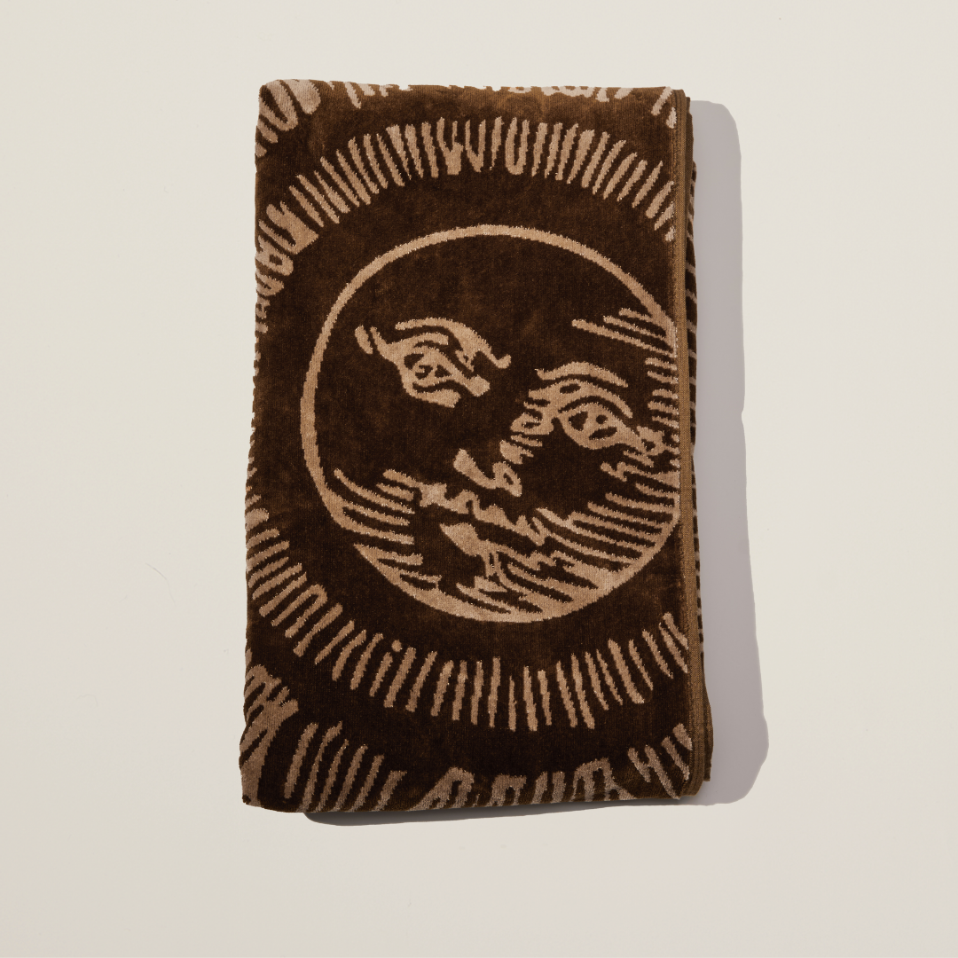 Limited edition luxury beach towel with summery jacquard design – ultra-soft, absorbent, and generously sized for stylish seaside relaxation.
