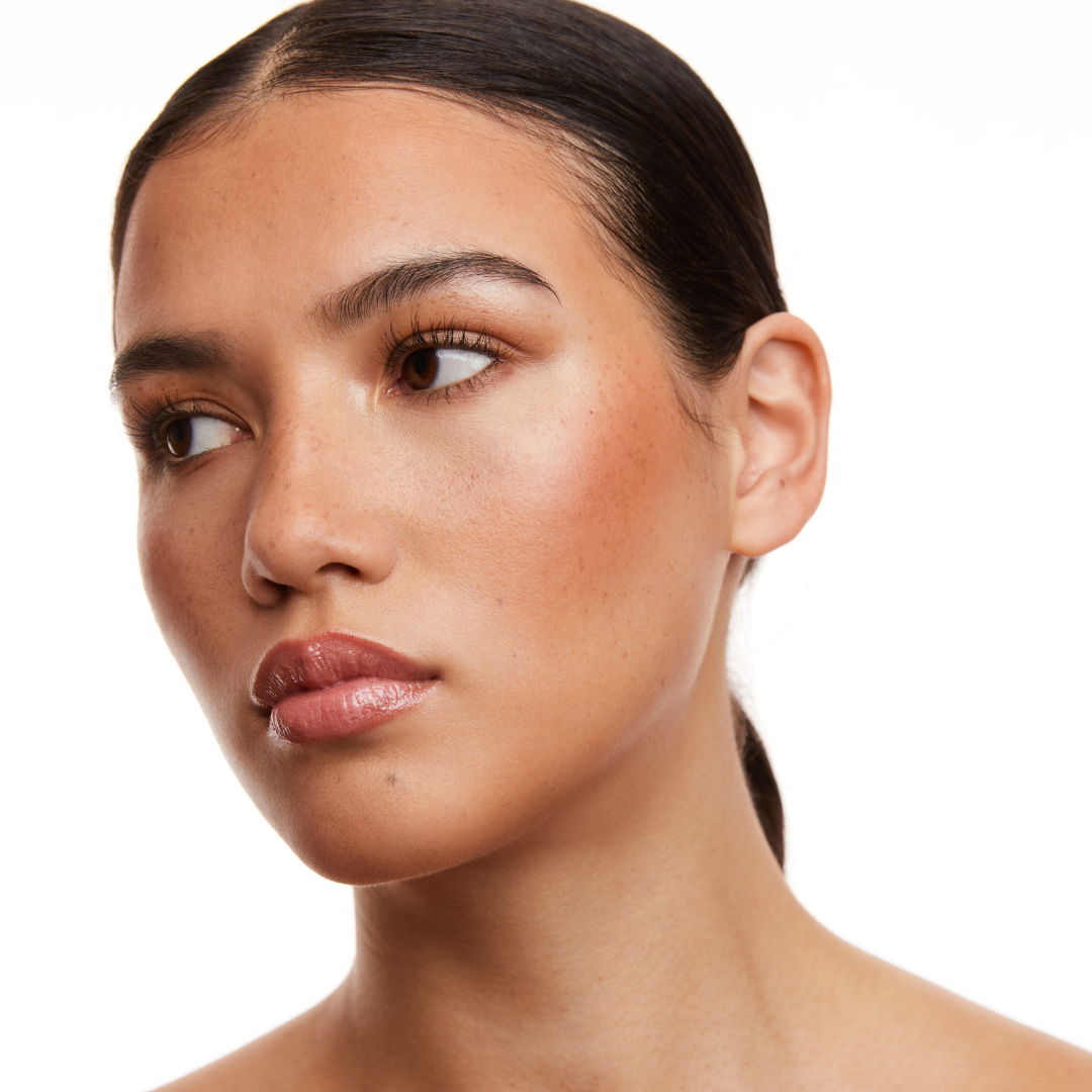 Natural matte bronzer with creamy texture and nourishing vitamin E – Shade 02 delivers a smooth, long-lasting tan effect.
