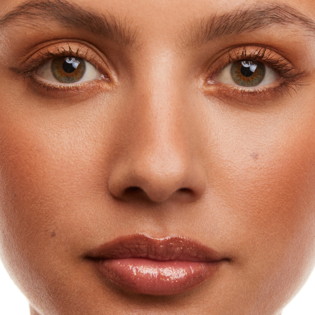 Vanilla and mint-infused lip gloss – refreshing, hydrating formula for gloss.