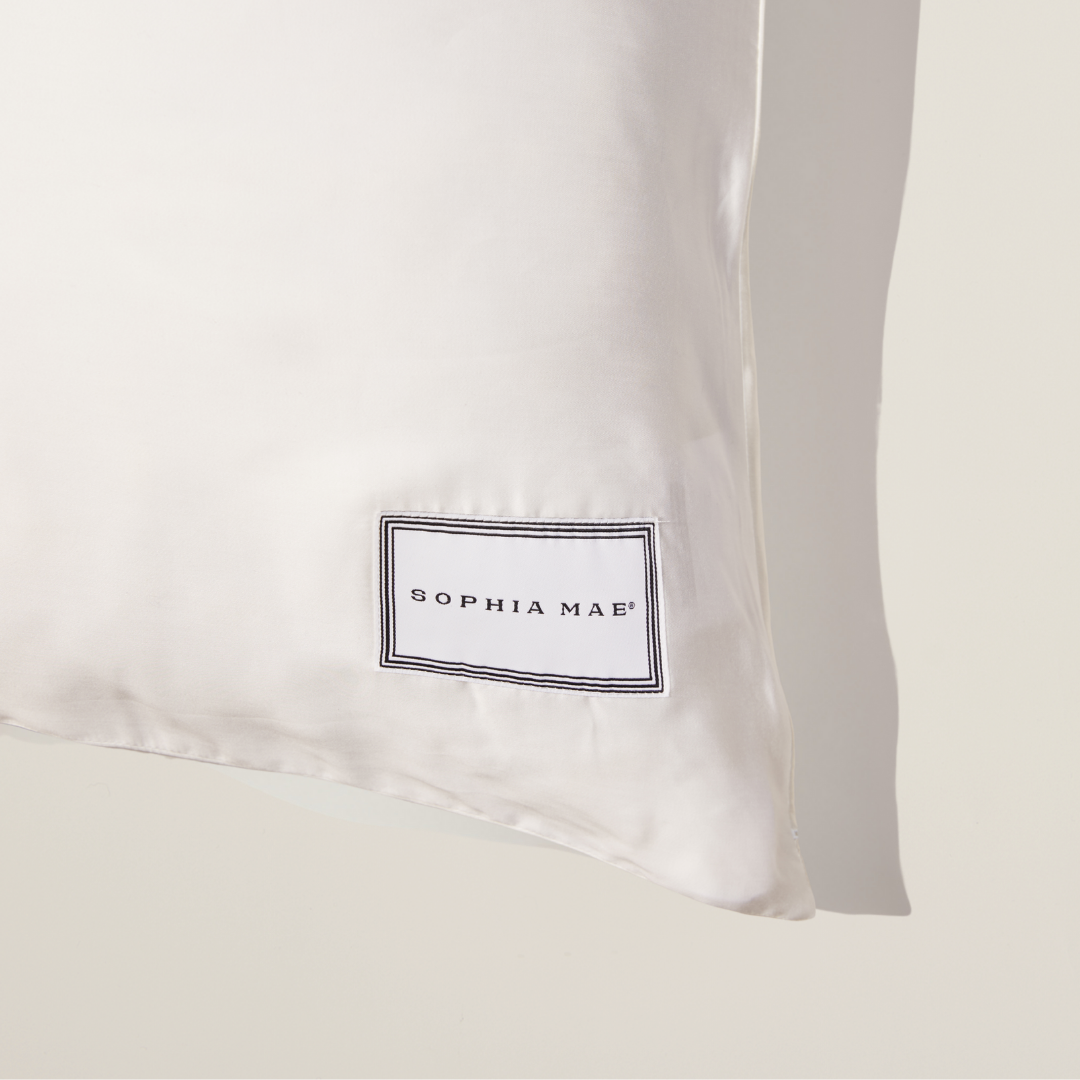 Luxury silk and tencel pillowcase – hypoallergenic, breathable, and designed to maintain skin moisture while keeping you cool overnight.