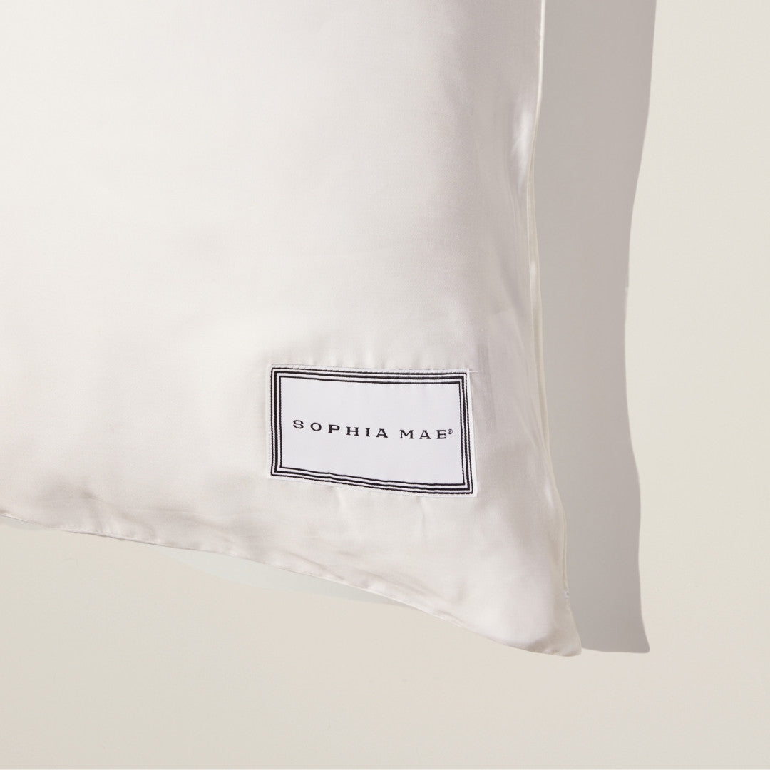 Luxury silk and tencel pillowcase – hypoallergenic, breathable, and designed to maintain skin moisture while keeping you cool overnight.