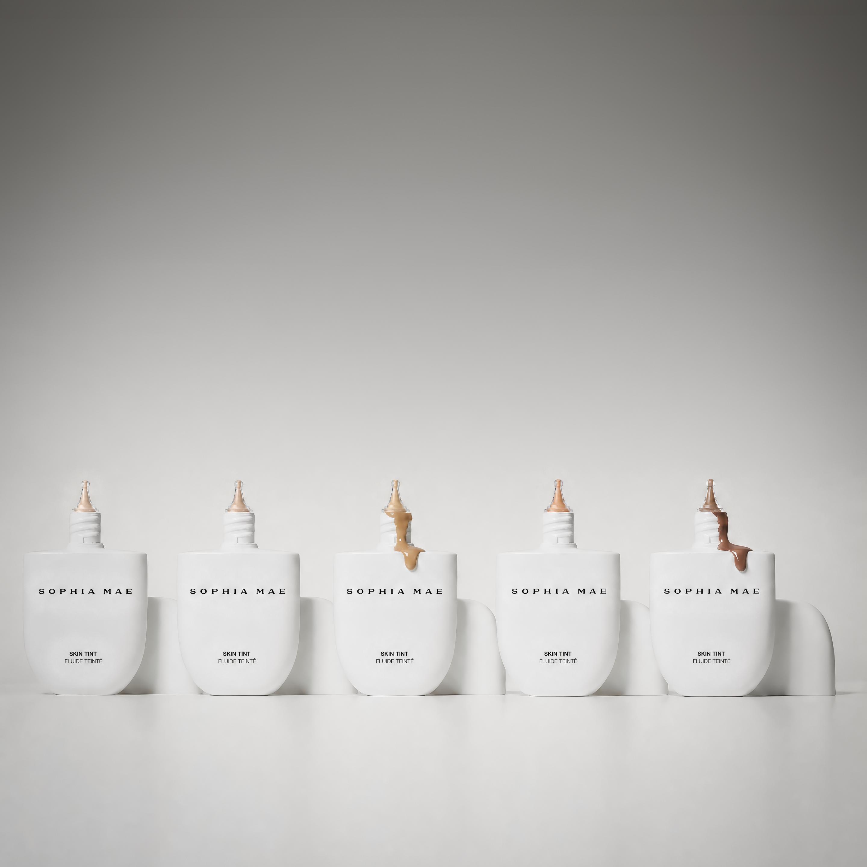 Skin Tint, vijf shades voor verschillende huidtinten en ondertonen.