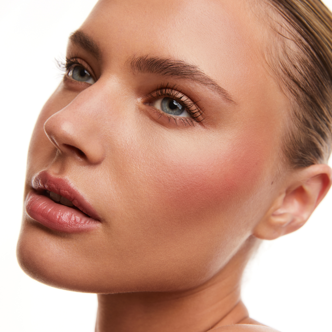 Long-wear cream blush enriched with emollient oils – delivers a smooth, luminous finish without heaviness or stickiness.
