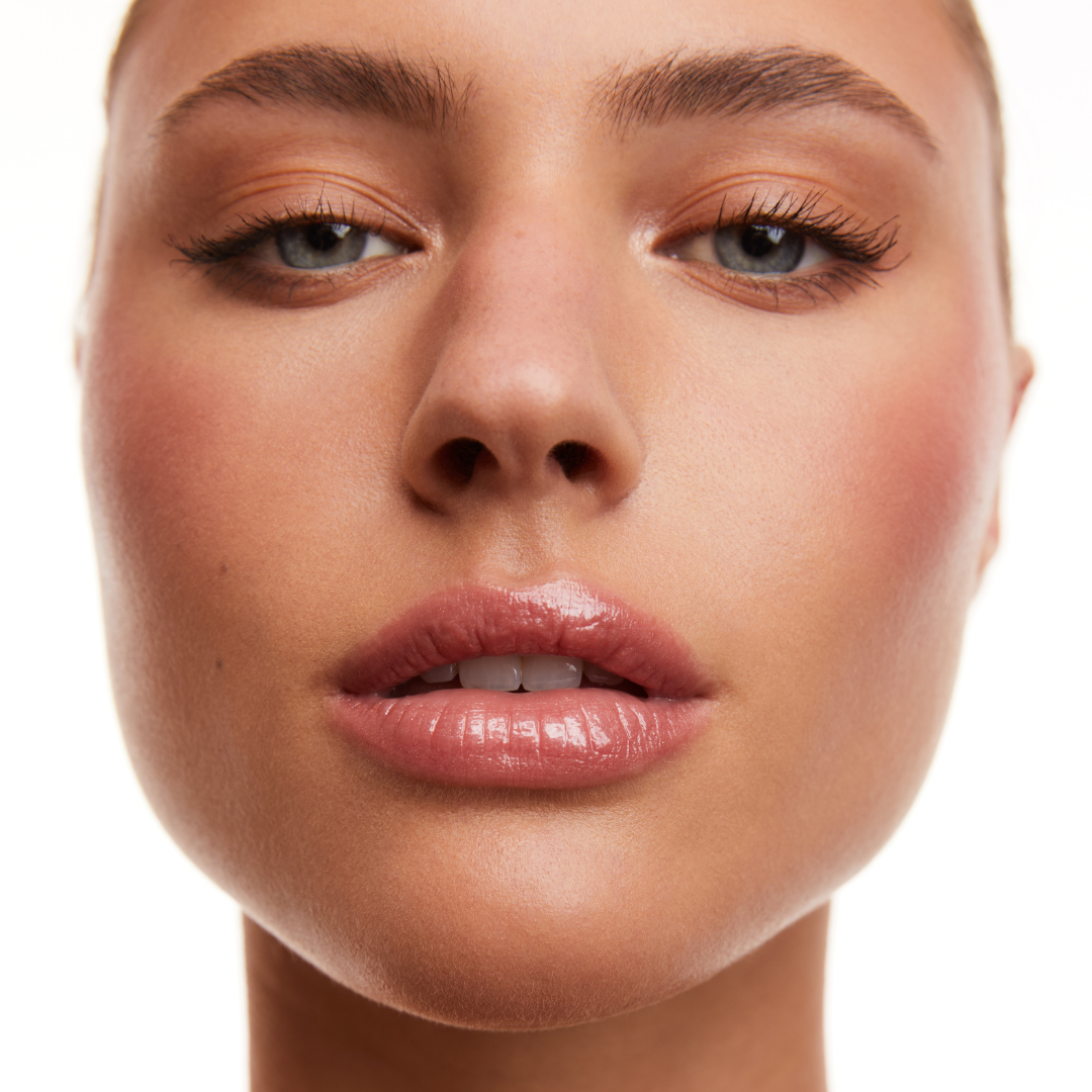 Lip gloss with plumping effect – combines hydration, comfort, and volume for fuller lips and all-day shine.
