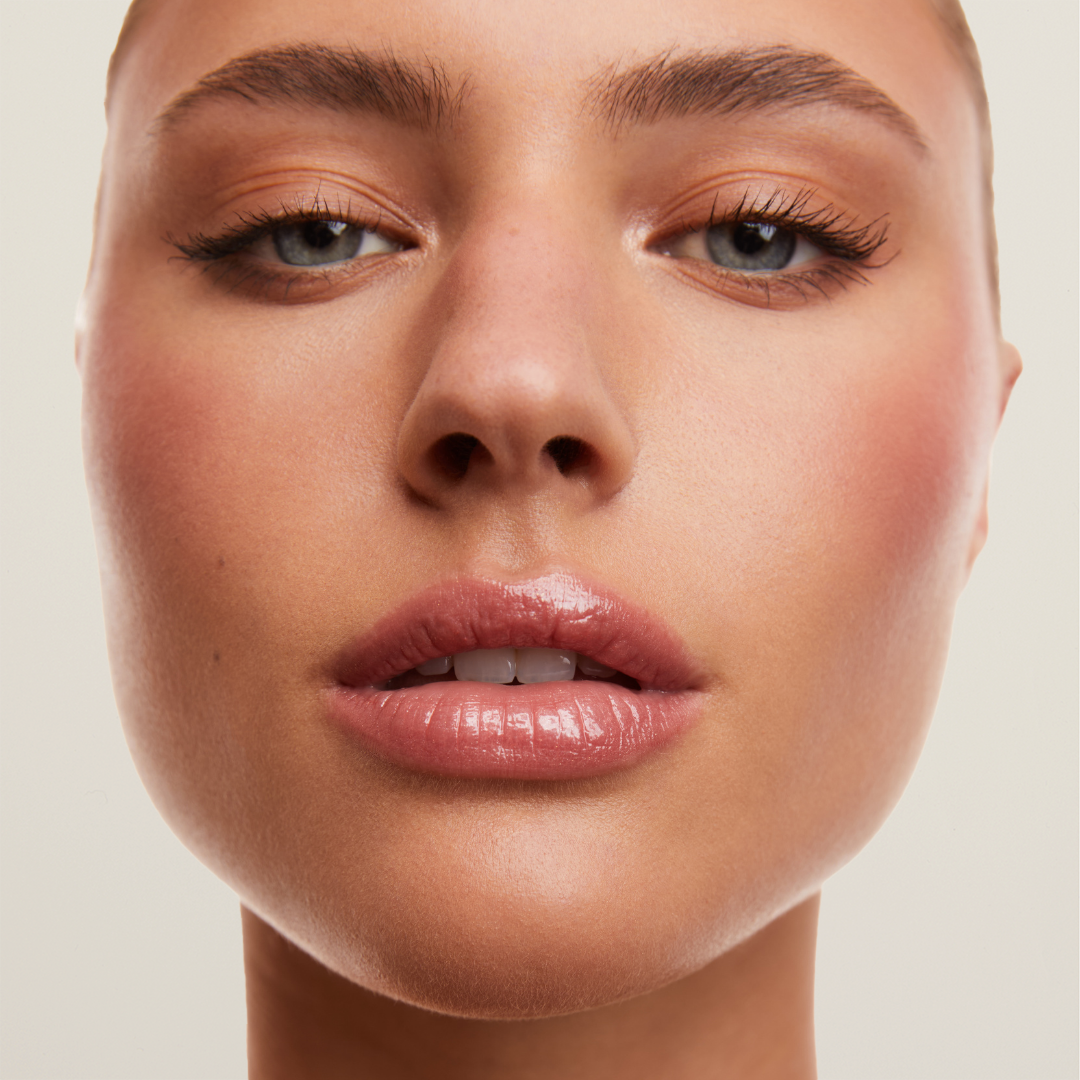 Lip gloss with plumping effect – combines hydration, comfort, and volume for fuller lips and all-day shine.