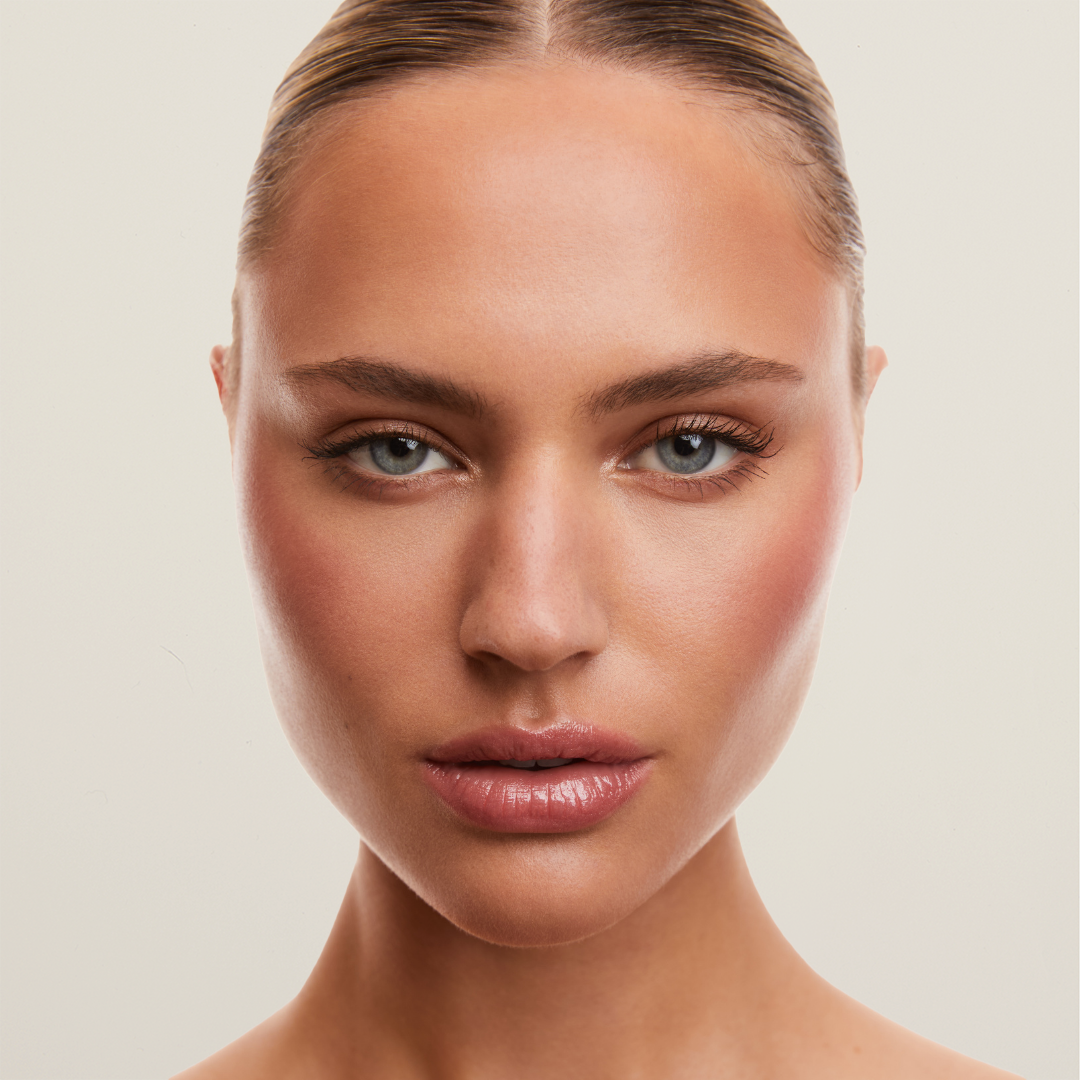 SOPHIA MAE plumping gloss – natural volume with vitamin E and sesame extract for soft, nourished lips in every swipe.