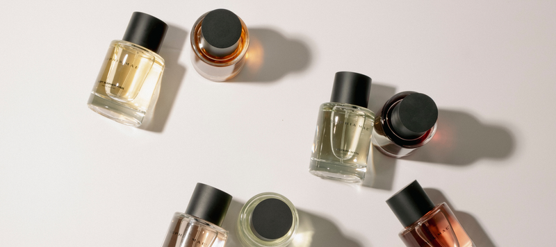 Parfum collectie van SOPHIA MAE op een lichte ondergrond.
