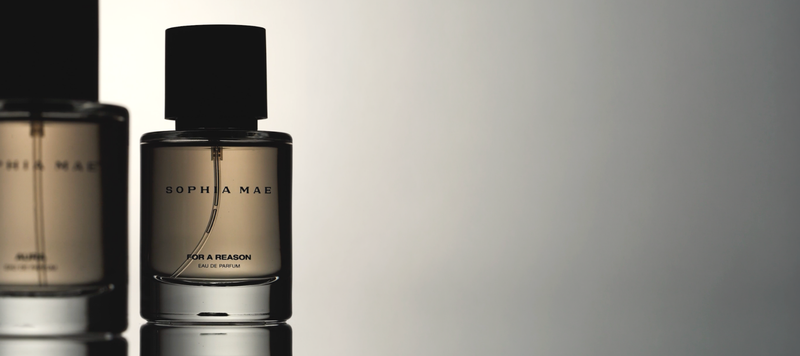 For a Reason eau de parfum flacon van SOPHIA MAE op lichte achtergrond.