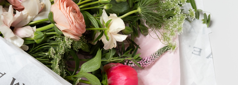 Roze en witte bloemen in luxe cadeaupapier van SOPHIA MAE