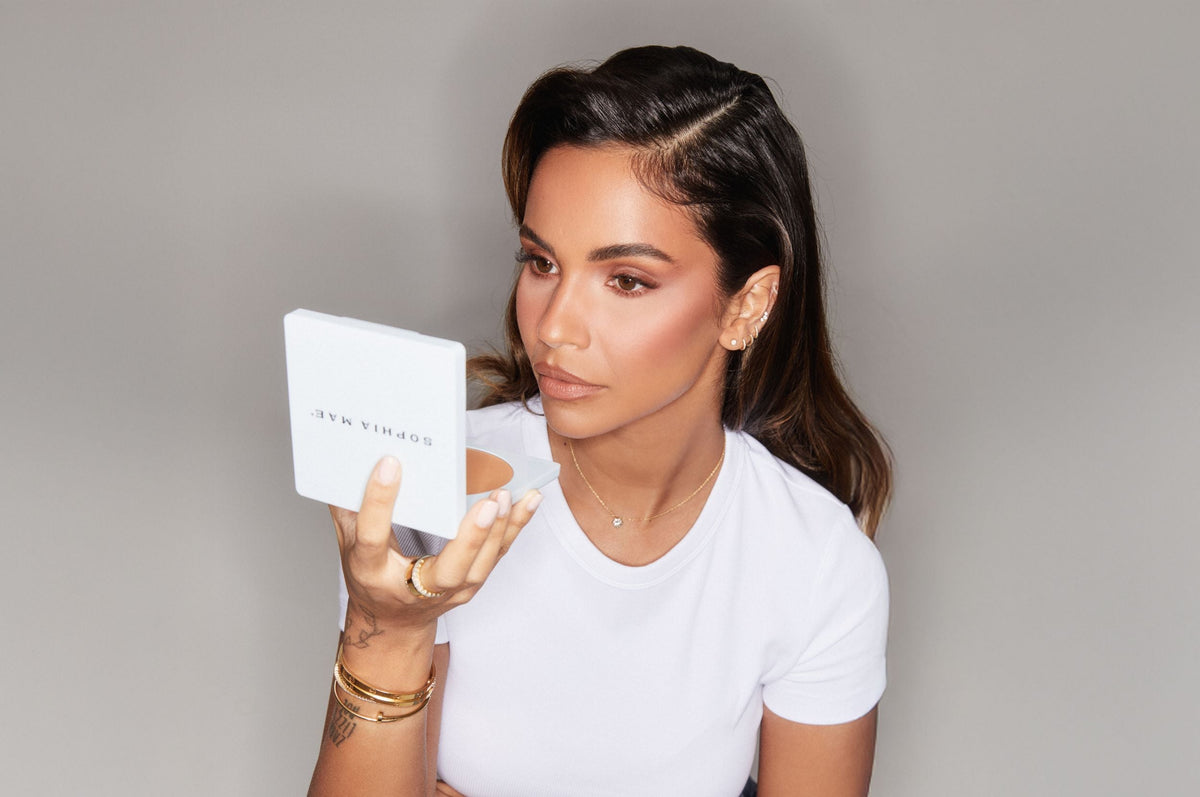 Monica Geuze holding SOPHIA MAE's Matte Bronzer.