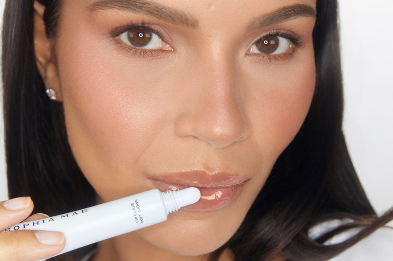Monica Geuze wearing the shade Soft Brown of the product Lip Glaze.