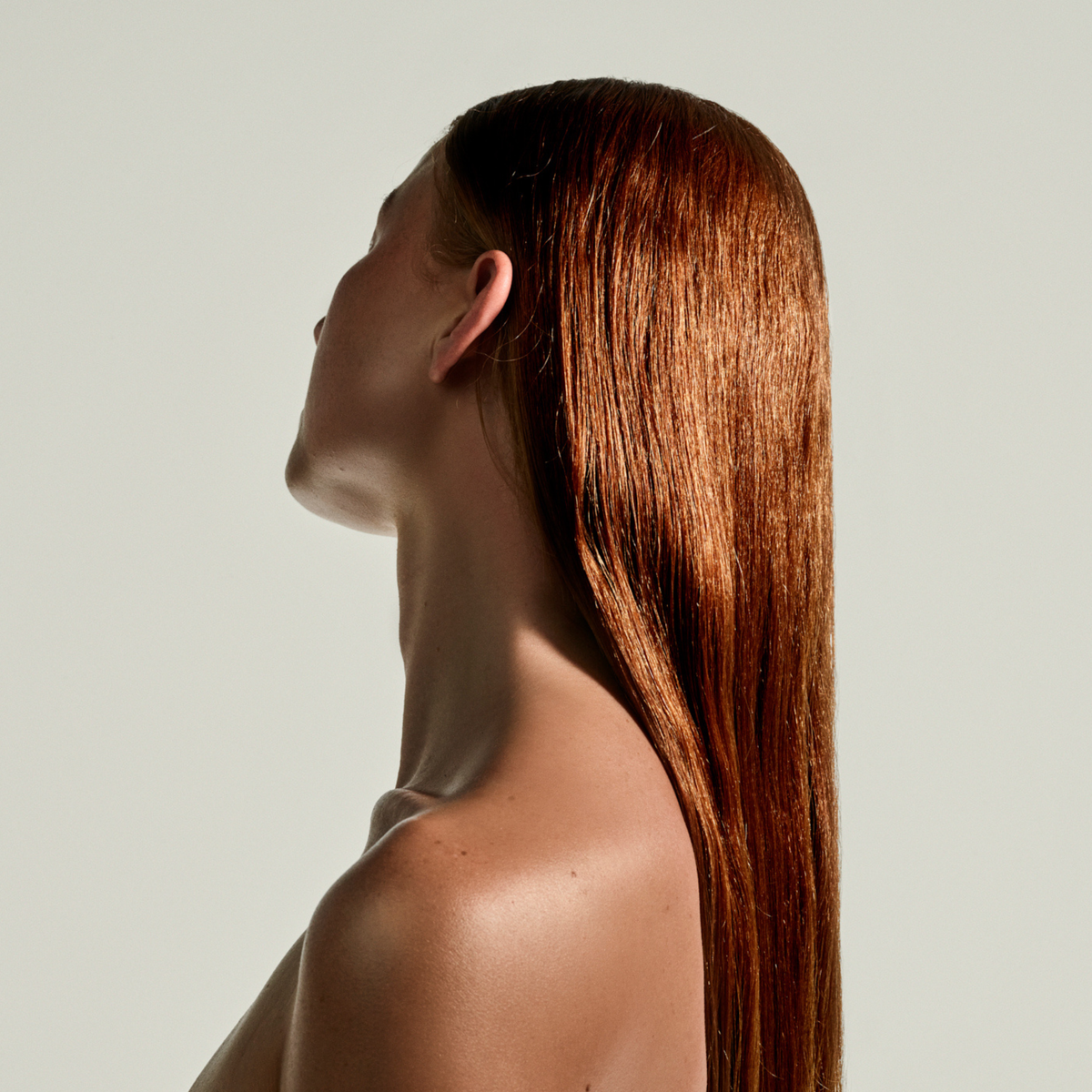Multifunctional hair and body elixir – enriched with natural oils and scented with apricot, jasmine, and sandalwood for daily hydration and glow.