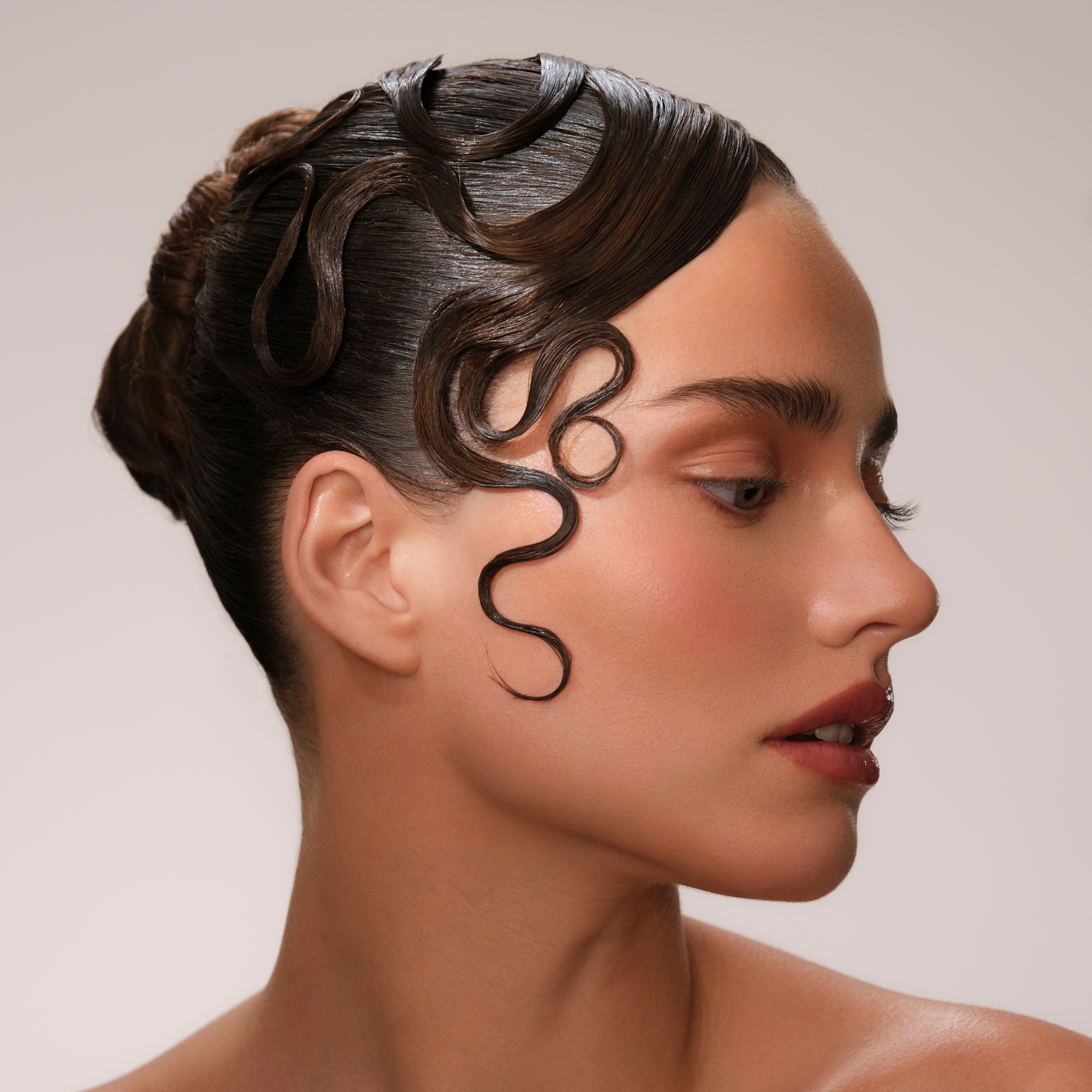 Anti frizz hairspray hairspray for flexible hold.