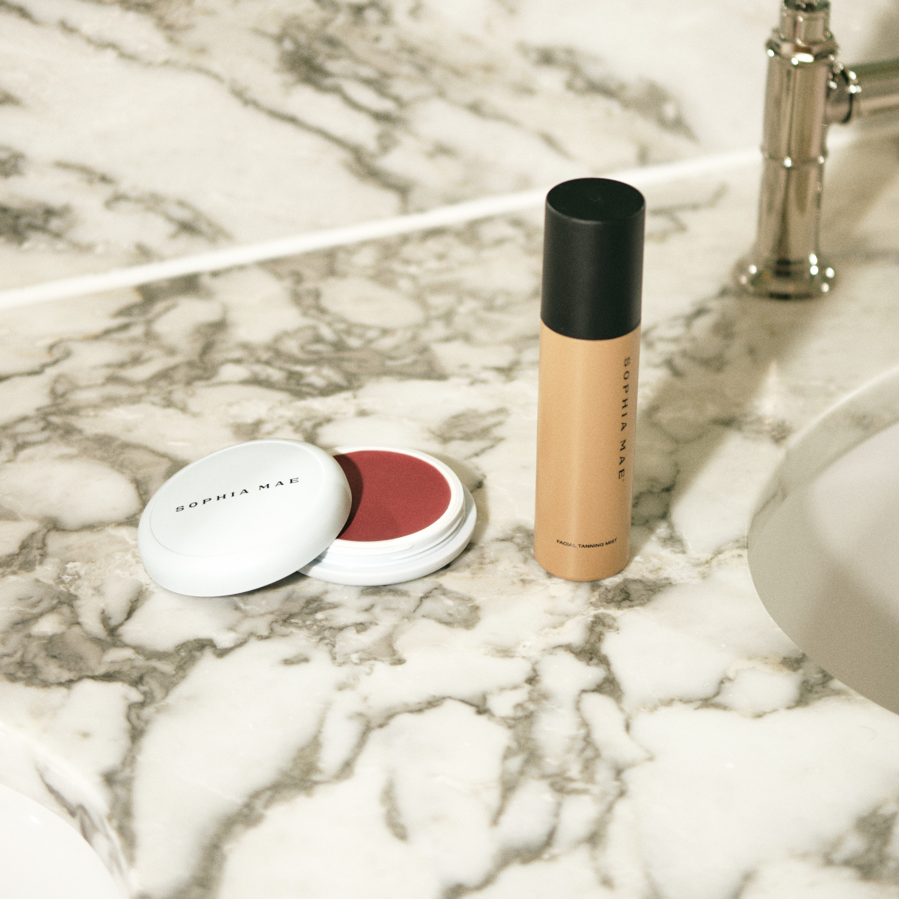 Natural sunkissed makeup look with a blush tan and a self tanner for face, by SOPHIA MAE.