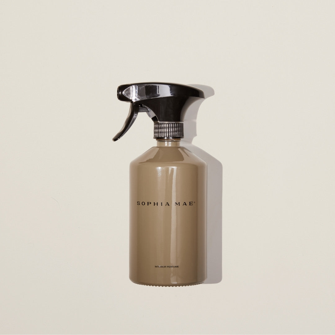 Hestia interior perfume spray with sandalwood, cashmere, and jasmine – a luxurious glass roomspray for a warm and sophisticated home ambiance.

