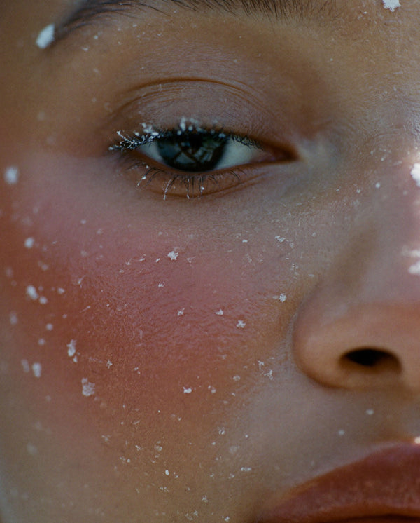 Close-up of a model’s eye with frosted lashes and snow-like details, reflecting the winter mood of SOPHIA MAE Arctic Spice eau de parfum.