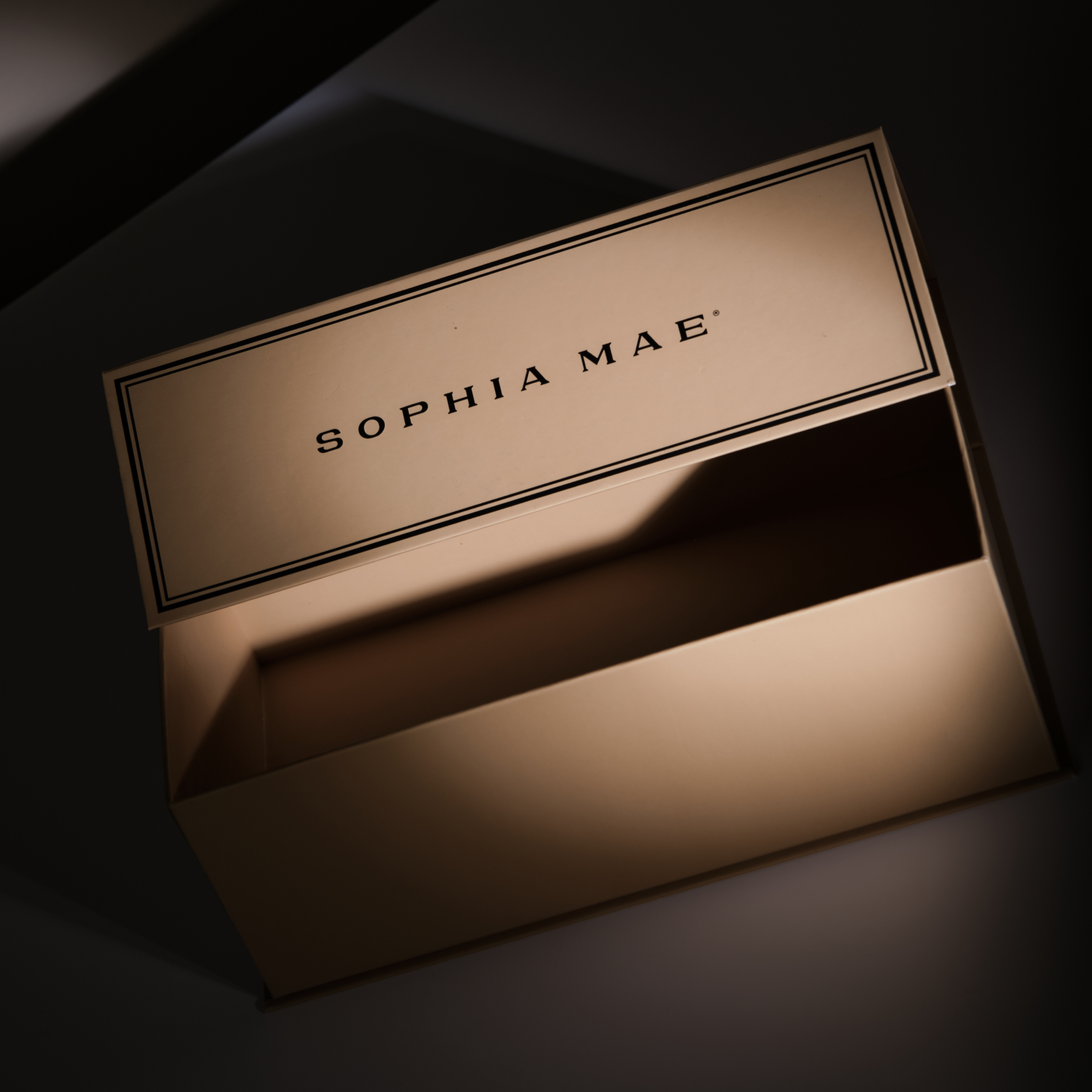 Luxury large-format gift box with a lid for elegant gift presentation from SOPHIA MAE.