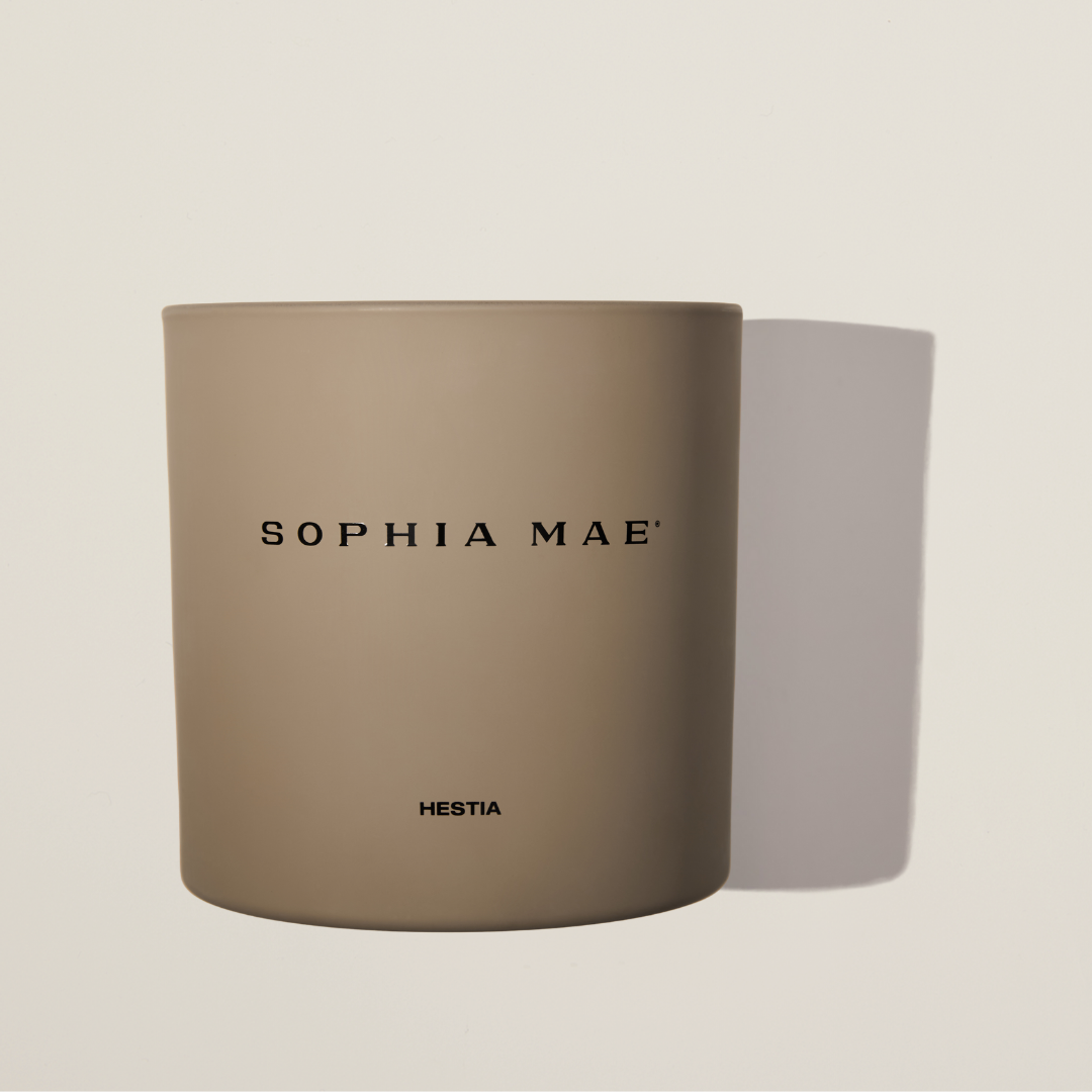 Luxury scented candle in minimalist glass design – Hestia fills your home with soft, comforting aromas of jasmine and sandalwood.