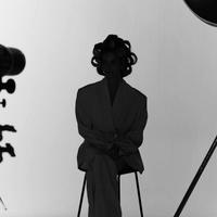Behind-the-scenes portrait of a Monica Geuze wearing SOPHIA MAE Velcro Hair Rollers midi & maxi.
