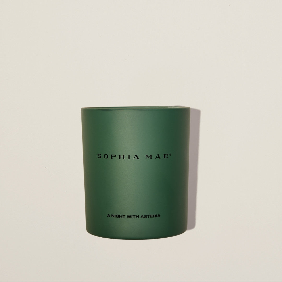 Limited edition scented candle with warm notes of patchouli, sandalwood, bergamot and pine for a cozy winter ambiance.
