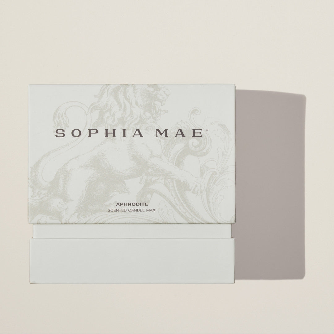 Aphrodite soy wax candle with lush floral heart and warm spice base – ideal for cozy evenings and romantic settings.