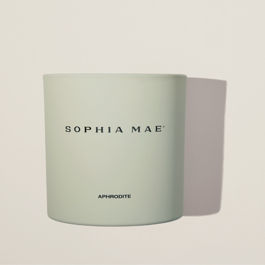 Luxury scented candle with vanilla, amber, and musk – Aphrodite fills your home with a rich, seductive fragrance that lingers.
