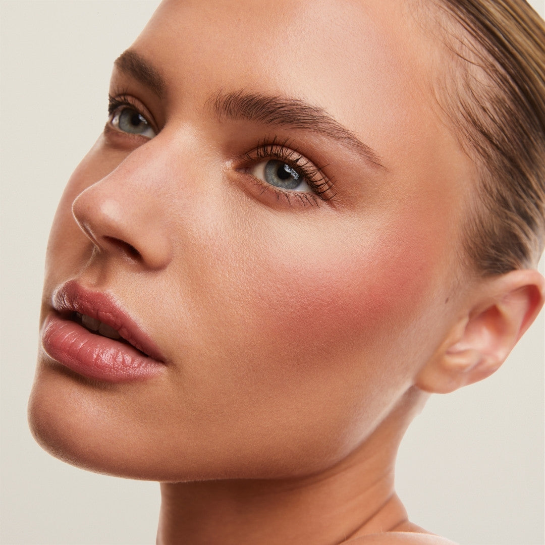 Long-wear cream blush enriched with emollient oils – delivers a smooth, luminous finish without heaviness or stickiness.