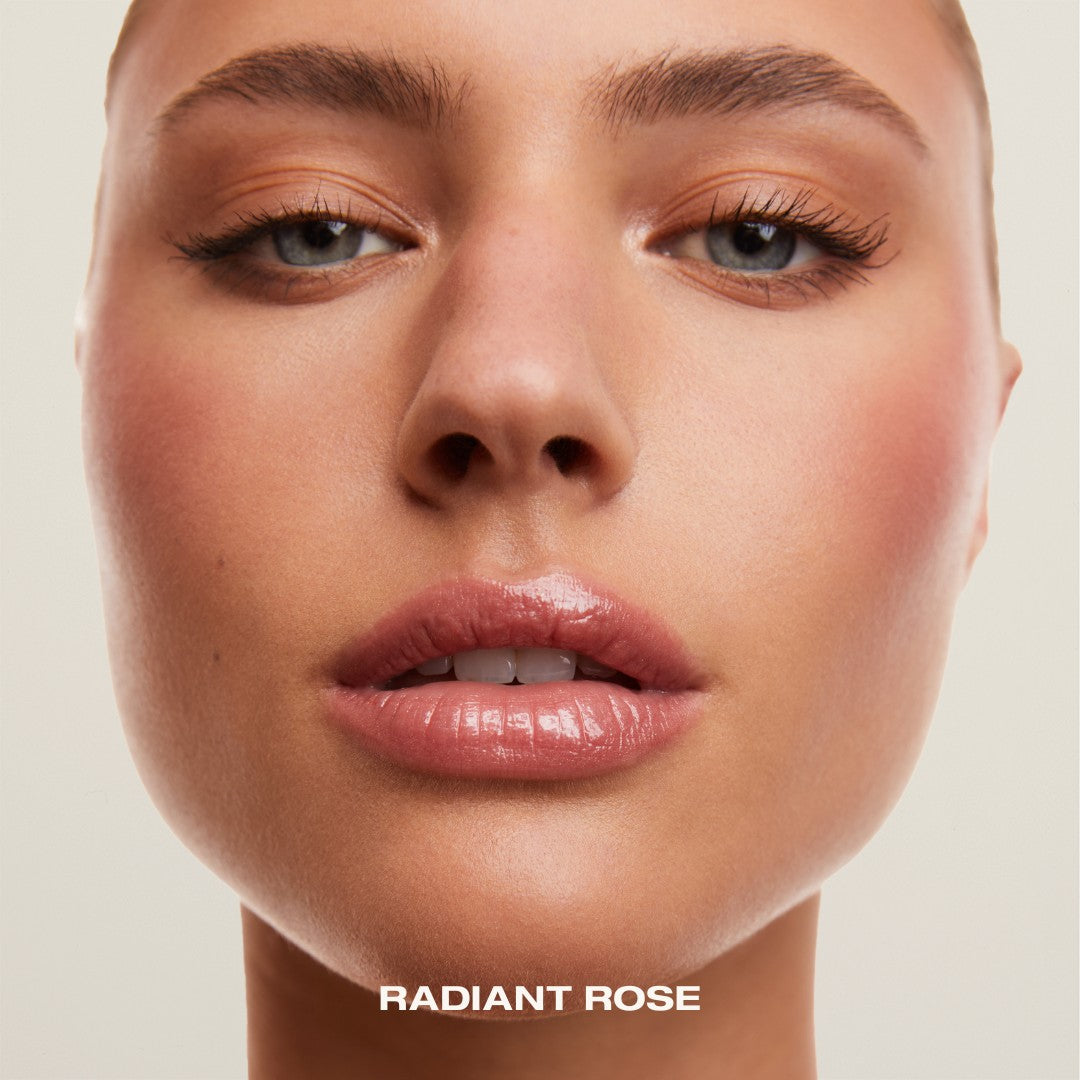 Lip gloss with plumping effect – combines hydration, comfort, and volume for fuller lips and all-day shine.