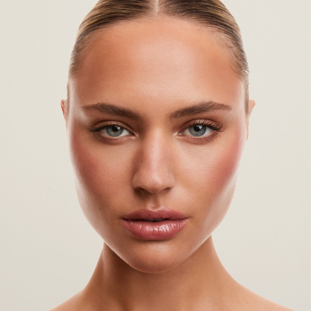 SOPHIA MAE plumping gloss – natural volume with vitamin E and sesame extract for soft, nourished lips in every swipe.