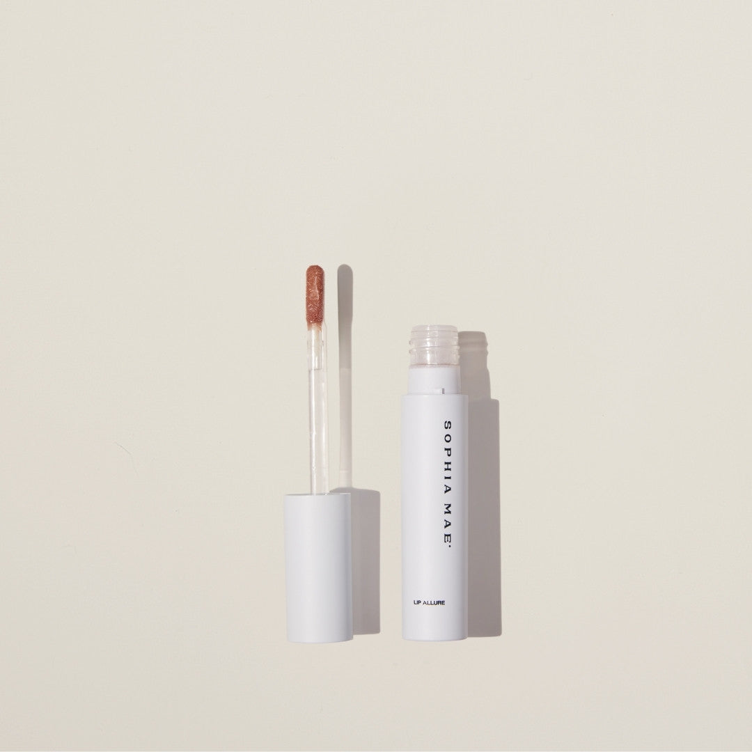 SOPHIA MAE Lip Allure – hydrating 3D lip gloss with vitamin E and plum seed oil for a radiant glow and lasting comfort.