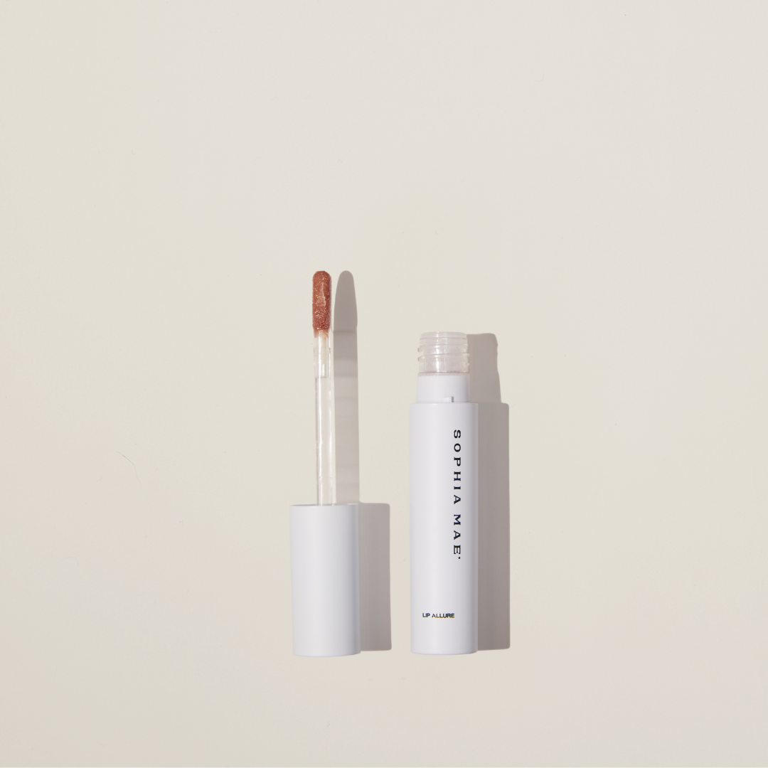 SOPHIA MAE Lip Allure – hydrating 3D lip gloss with vitamin E and plum seed oil for a radiant glow and lasting comfort.