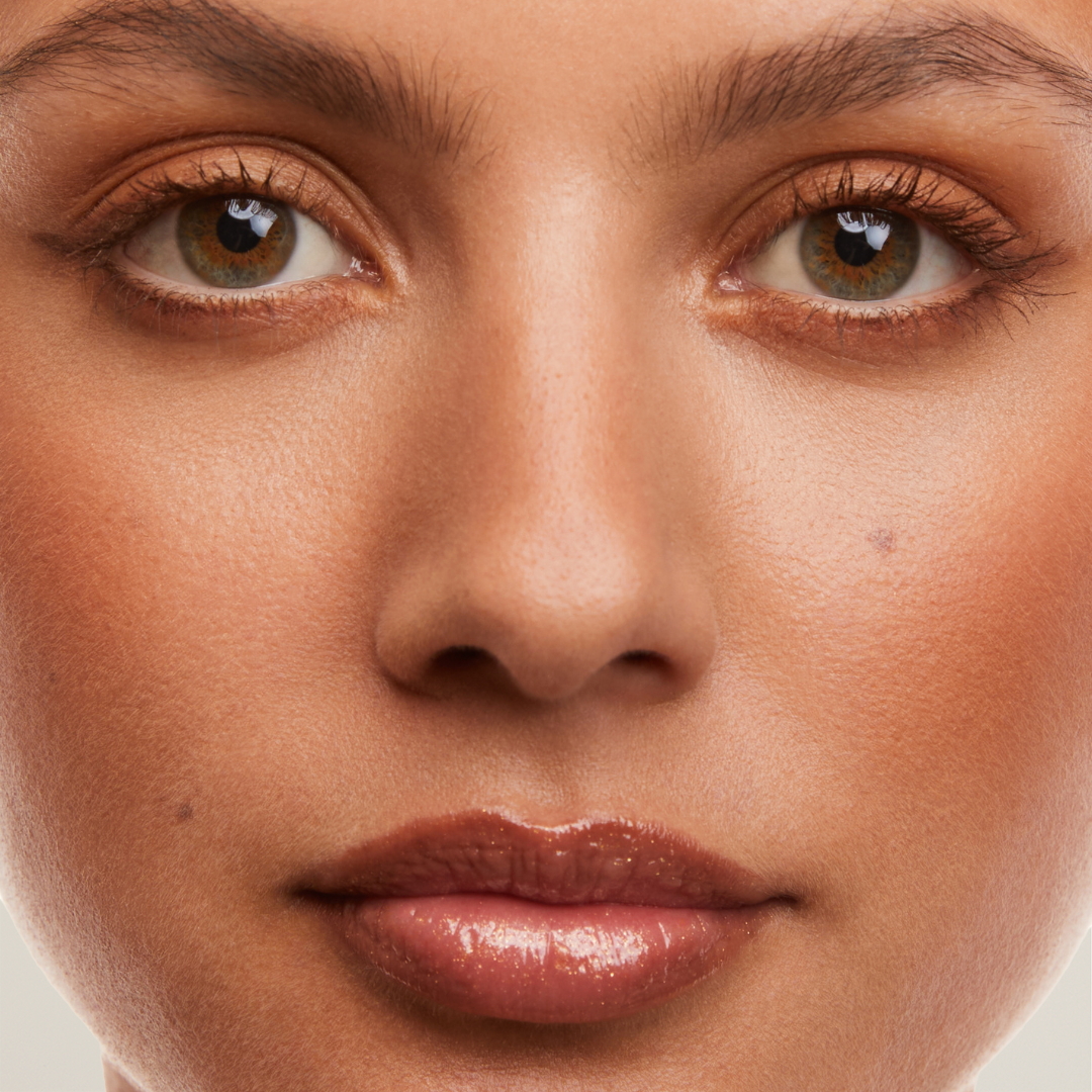 Vanilla and mint-infused lip gloss – refreshing, hydrating formula for gloss.