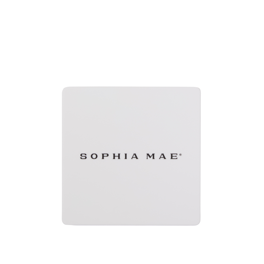 SOPHIA MAE's Matte Bronzer in een witte vierkante verpakking op een transparante achtergrond.