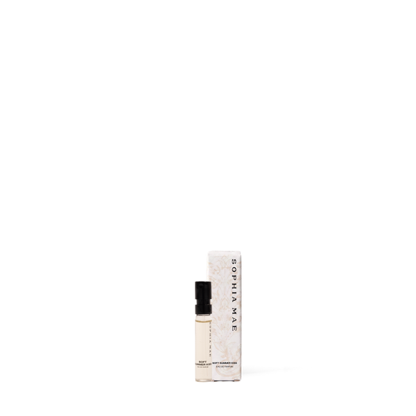 Soft Summer Kiss sample captures a warm blend of peach, coconut and soft woods in a radiant summer scent.