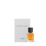 SOPHIA MAE's Still in Bloom eau de parfum met witte verpakking en parfum flacon.