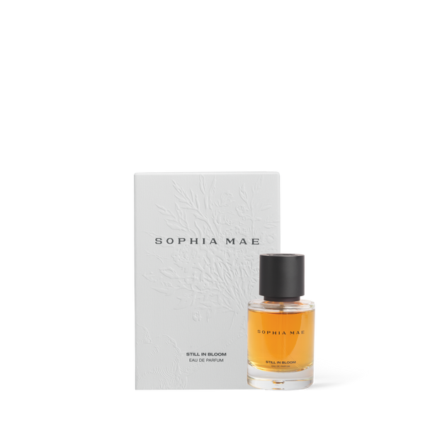 SOPHIA MAE's Still in Bloom eau de parfum met witte verpakking en parfum flacon.