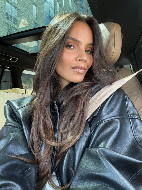Monica Geuze wearing Lip Glaze Soft Brown on the lips.